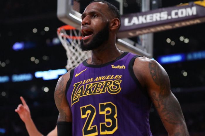 LeBron James saat tampil membela LA Lakers dalam laga lanjutan NBA 2018/19 kontra Portland Trail Blazers, Rabu (14/11/2018) petang waktu Amerika Serikat.