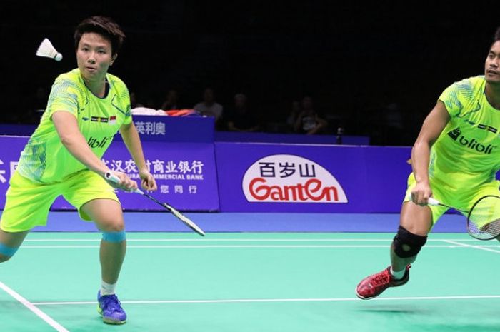 Pasangan ganda campuran Indonesia, Tontowi Ahmad/Liliyana Natsir, mengembalikan kok ke arah Zheng Siwei/Huang Yaqiong (China) pada babak semifinal Kejuaraan Asia 2018 yang berlangsung di Wuhan Sports Center, Wuhan, China, Sabtu (28/4/2018).