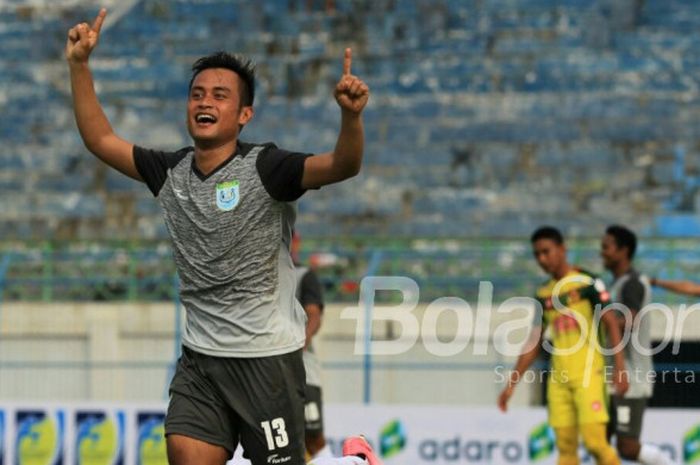 Pemain Persela Lamongan, Agung Pribadi, merayakan gol ke gawang Kedah FC pada laga Suramadu Super Cup di Stadion Gelora Bangkalan, Senin (8/1/2018).