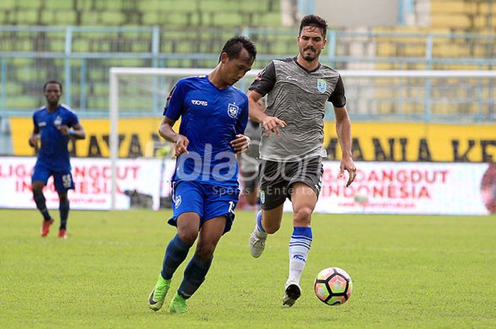 Pemain PSIS Semarang, Akbar Riansyah (kiri), berupaya menguasai bola dikejar penyerang Persela Lamongan, Alessandro Celin, pada partai penyisihan terakhir Grup E Piala Presiden 2018 di Stadion Kanjuruhan Malang, Jawa Timur, Selasa (30/01/2018) sore.