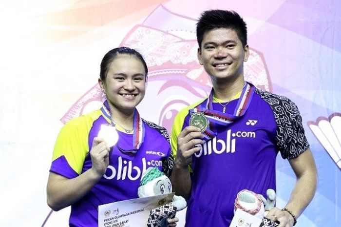 Pasangan ganda campuran Jawa Tengah, Praveen Jordan/Melati Daeva Oktavianti, berpose dengan medali emas yang didapat pada PON 2016 setelah mengatasi wakil DKI Jakarta, Hafiz Faisal/Shela Devi Aulia, 21-14, 21-18 di GOR Bima, Cirebon, Rabu (28/9/2016).