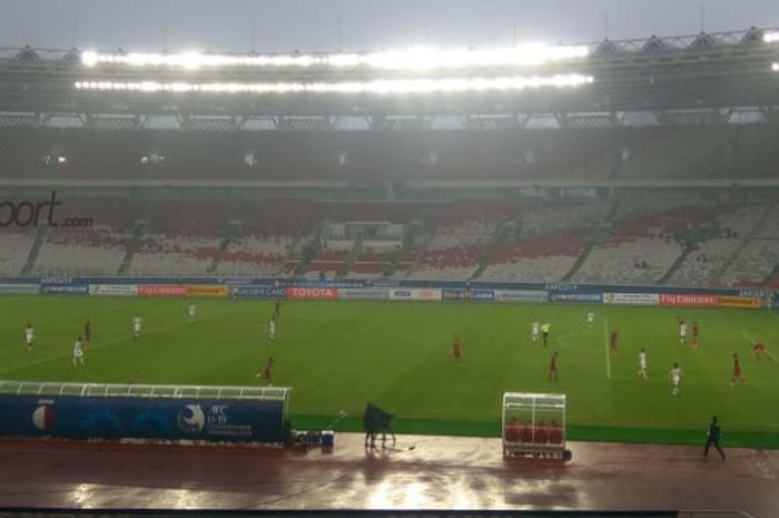 Suasana laga timnas U-19 Qatar kontra timnas U-19 UEA pada laga perdana Grup A Piala Asia U-19 2018 di SUGBK, 18 Oktober 2018. 