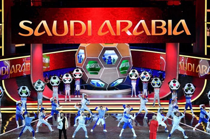 Para penari beraksi di belakang panggung elektronik bertuliskan Saudi Arabia jelang undian fase grup putaran final Piala Dunia 2018 di Gedung Kremlin Palace, Moskwa, Rusia, pada Jumat (1/12/2017).