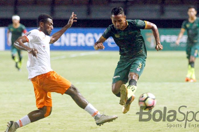 Pemain Perseru Serui mencoba menghadang laju pergerakan pemain PS TNI, Muhammad Abduh Lestaluhu (kanan), pada laga terakhir Grup C Piala Presiden di Gelora Bung Tomo, Minggu (28/1/2018) malam.