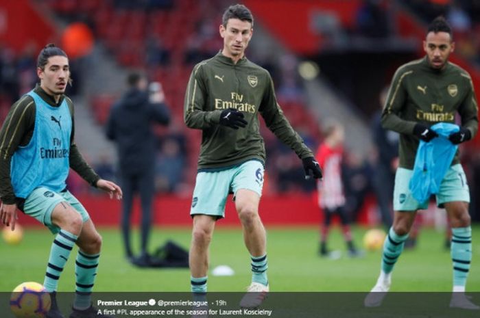 Bek Arsenal, Hector Bellerin (kiri), melakukan pemanasan dengan Laurent Koscielny dan Pierre-Emerick