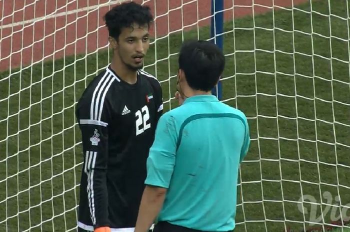 Kiper timnas U-23 Uni Emirat Arab, Mohamed Alshamsi mendapatkan teguran dari wasit saat melawan timnas U-23 Vietnam pada perebutan medali perunggu Asian Games 2018 di Stadion Pakansari, Kabupaten Bogor, Sabtu (1/9/2018).