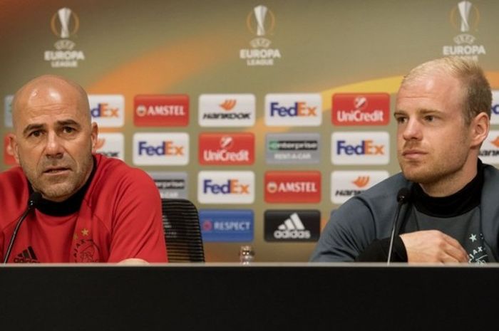 Pelatih Ajax Amsterdam, Peter Bosz (kiri), dan kapten Davy Klaassen menghadiri konferensi pers di Amsterdam, Belanda, pada 2 Mei 2017.