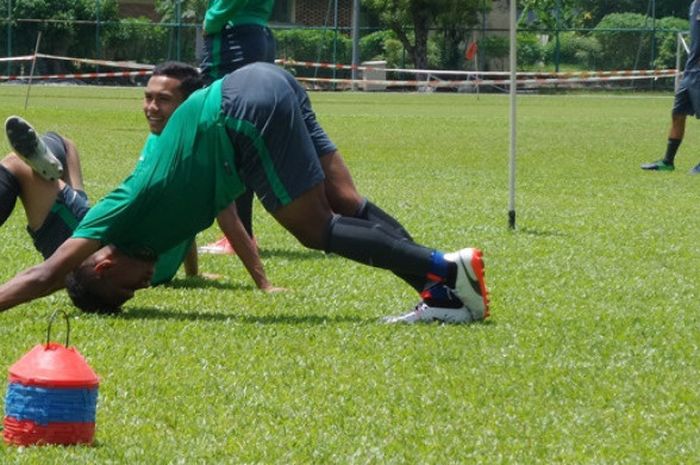 Winger timnas U-22 Indonesia, Osvaldo Haay melakukan perenggangan pada akhir latihan sesi siang di lapangan Kelab Aman, Lorong Damai, Kuala Lumpur, Rabu (16/8/2017). 