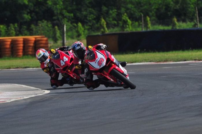 Pebalap Indonesia dari Astra Honda Racing Team, Rheza Danica Ahrens (depan), menjalani balapan pertama seri kelima Asia Road Racing Championship (ARRC) 2017, di Madras Motor Race Track, Chennai, India, Sabtu (23/9/2017).