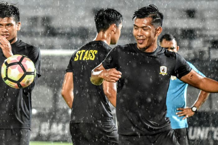 Penyerang Tampines Rovers, Khairul Amri (kanan) dalam sesi uji lapangan Stadion Kapten I Wayan Dipta, Gianyar pada Senin (15/1/2018) malam.