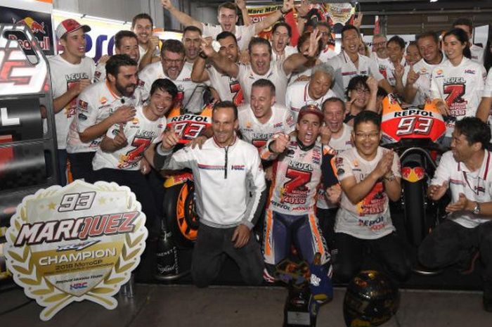 Marc Marquez merayakan gelar juara dunia bersama keluarga dan timnya.