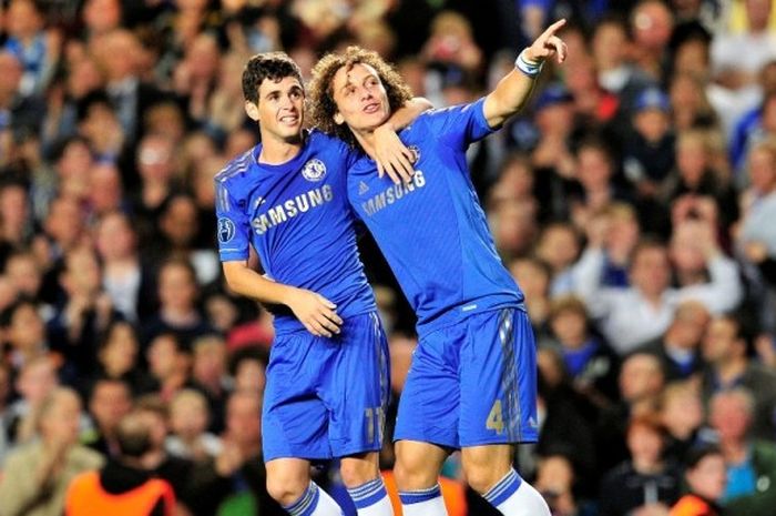 Pemain Chelsea, Oscar (kiri) dan David Luiz, merayakan gol yang dicetak ke gawang Juventus dalam laga Grup E Liga Champions di Stadion Stamford Bridge, London, Inggris, 19 September 2012.