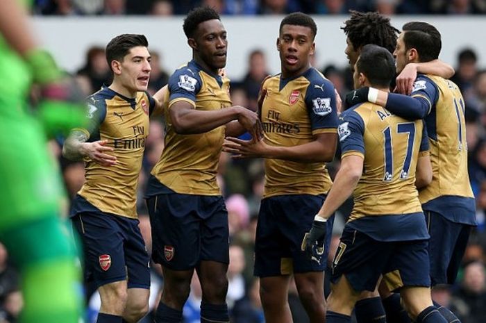 Para pemain Arsenal merayakan gol yang mereka cetak ke gawang Everton dalam laga Premier League, 19 Maret 2016.