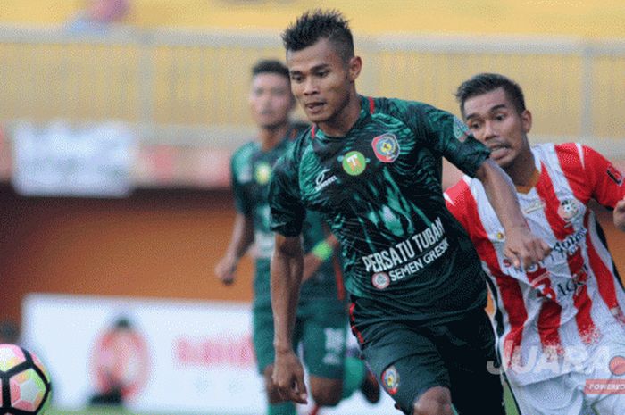 Persatu Tuban (kiri) saat melawan Persepam yang berakhir denga skor 2-1 di Stadion Gelora Pamellingan Pamekasan, Jawa Timur  (22/04/2017) Sabtu sore.