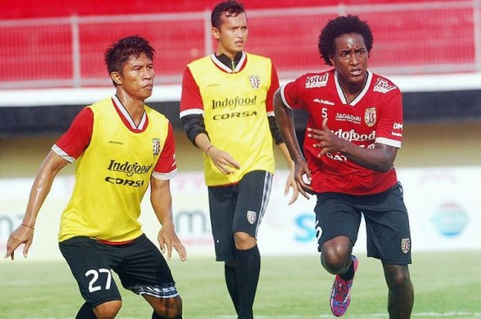 Striker asal Brazil, Carlos Eduardo Dos Santos Lima (kanan), saat berlatih di Stadion Kapten I Wayan Dipta.