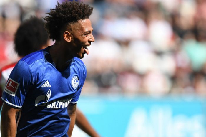 Selebrasi bek Schalke, Thilo Kehrer, seusai mencetak gol ke gawang Augsburg dalam pertandingan Liga Jerman 2017-2018 di Stadion WWK Arena, Augsburg, Jerman, pada 5 Mei 2018.