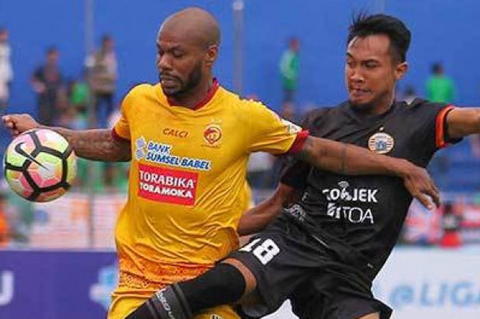 Duel penyerang Sriwijaya FC, Hilton Moreira (kiri) dengan gelandang Persija, Muhammad Hargianto pada laga pekan ke-28 Liga 1 musim 2017 di Stadion Bumi Sriwijaya, Palembang pada Sabtu (7/10/2017). 