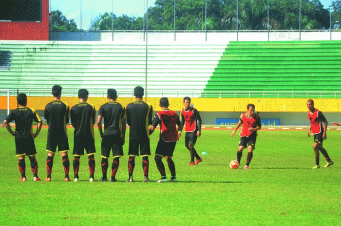 Para pemain Sriwijaya FC melaksanakan latihan di Stadion Gelora Sriwijaya, Jakabaring, Palembang, Kamis (24/11/2016). 