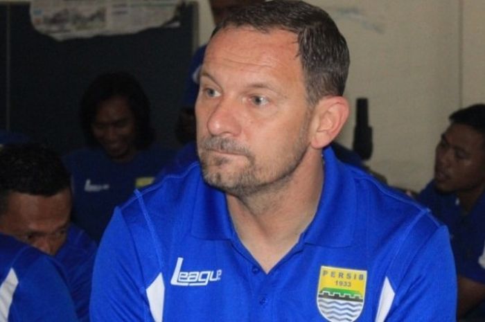 Dejan Antonic saat melatih Persib Bandung.