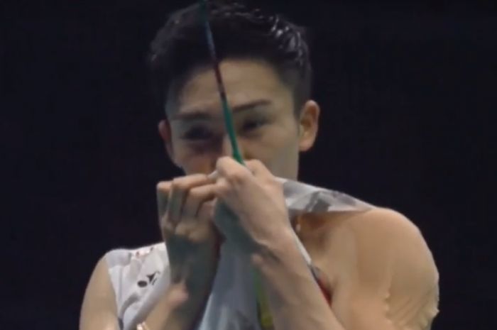 Pebulu tangkis tunggal putra Jepang, Kento Momota selebrasi setelah menang melawan Chen Long pada Minggu (29/4/2018).