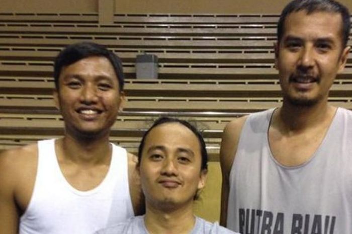 Mantan pebasket nasional, Hari Suharsono (paling kanan), berfoto bersama rekan-rekannya.