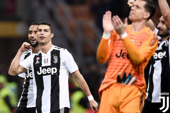 Megabintang Juventus, Cristiano Ronaldo (kedua dari kiri), merayakan kemenangan timnya atas AC Milan dalam laga Liga Italia di Stadion San Siro, Milan pada 11 November 2018.