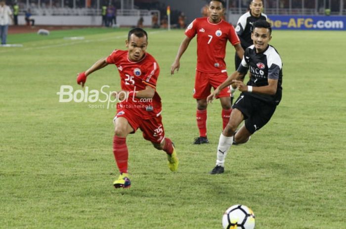    Pemain Persija, Riko Simanjuntak, melakukan dribel pada laga Piala AFC 2018 kontra Home United di