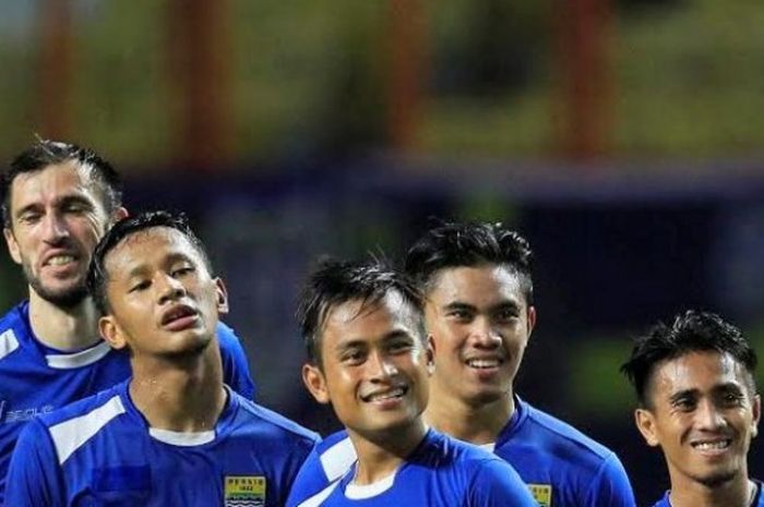 Para pemain Persib dalam sesi latihan di Stadion Wibawa Mukti, Kabupaten Bekasi pada pertengahan Maret 2016. Persib kemungkinan akan punya pelatih anyar tetapi bukan arsitek impor. 