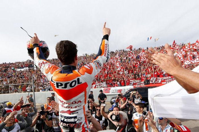 Marc Marquez merayakan gelar juara dunia MotoGP 2014 di Sirkuit Ricardo Tormo, Valencia.