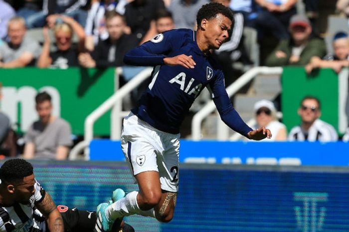 Gelandang Tottenham Hotspur, Dele Alli, mendapat tekel di pertandingan melawan Newcastle United di Saint James Park, Minggu (13/8/2017) malam WIB.