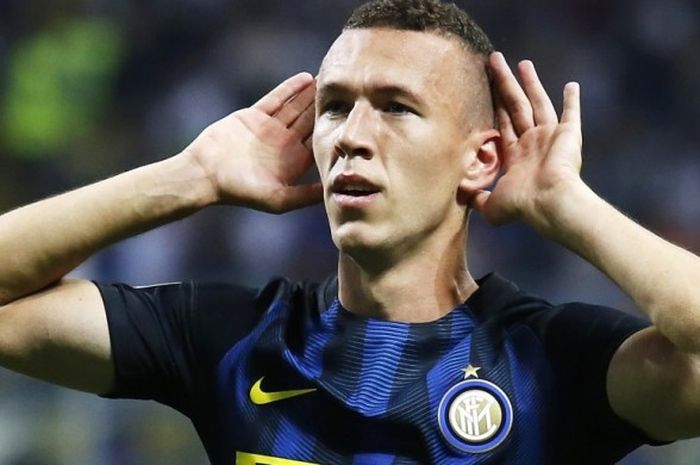 Gaya selebrasi gol pemain sayap Inter Milan, Ivan Perisic, selepas menjebol gawang Juventus dalam laga Serie A di Stadion Giuseppe Meazza, Milan, 18 September 2016.