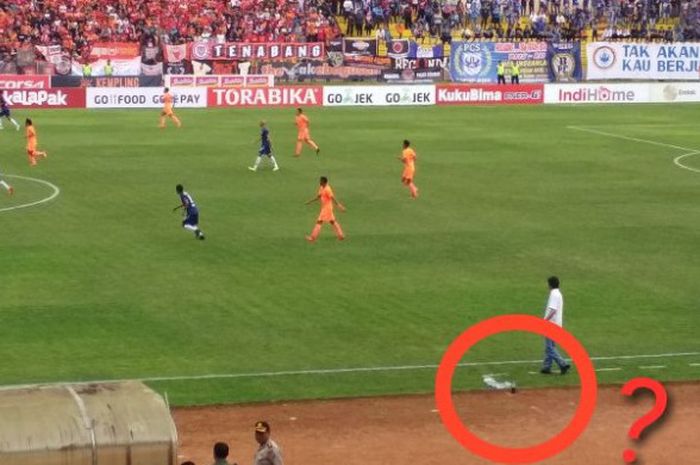 Penampakan botol air hitam milik Stefano Cugurra saat PSIS Semarang vs Persija Jakarta di Stadion Sultan Agung, Bantul pada Jumat (20/4/2018).