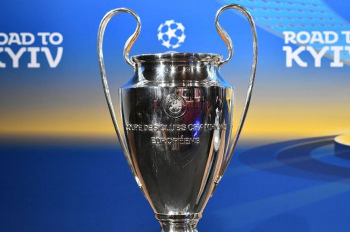 Trofi Liga Champions dipajang pada acara undian perempat final Liga Champions di markas UEFA di Nyon, Swiss, Jumat (16/3/2018).