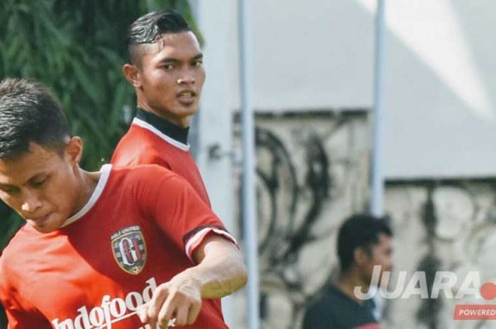 Bek kanan Bali United, Dias Angga Putra memperagakan tembakan kerasnya saat latihan di Lapangan Banteng, Seminyak, Minggu (7/5/2017).