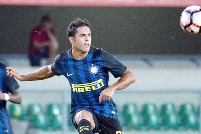 Aksi penyerang Inter, Citadin Eder, saat melawan Chievo Verona dalam Serie A 2016-2017 di Stadion Marcantonio Bentegodi, Verona, (21/8/2016).