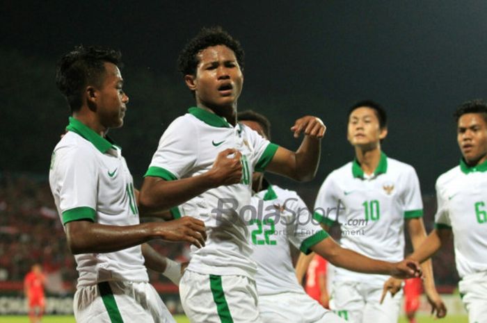 Pemain timnas U-16 Indonesia, Bagus Kahfi (kedua dari kiri), merayakan gol yang dicetaknya ke gawang Myanmar dalam laga Grup A Piala AFF U-16 2018 di Stadion Gelora Delta, Sidoarjo, Selasa (31/8/2018).