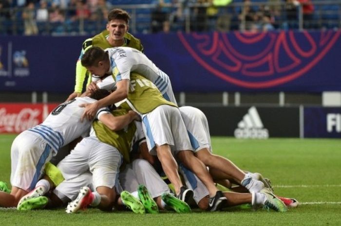 Para pemain Uruguay merayakan kesuksesan menyingkirkan Portugal dalam adu penalti di babak perempat final Piala Dunia U-20 pada laga di Daejeon, Korea Selatan, 4 Juni 2017.