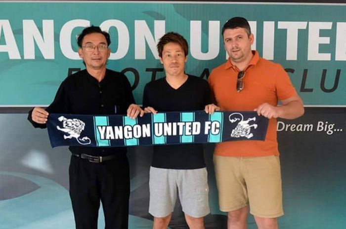 Eks gelandang Persela Lamongan, Kosuke Yamazaki (tengah), diperkenalkan sebagai pemain baru klub asal Myanmar, Yangon United, Minggu (24/12/2017).