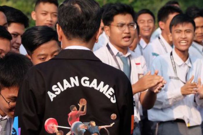 Presiden Jokowi memakai jaket Asian Games 2018