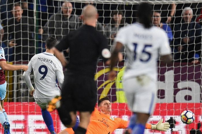 Penyerang Chelsea, Alvaro Morata (kedua dari kiri), melepaskan tendangan yang melenceng dalam laga Liga Inggris kontra Burnley di Stadion Turf Moor, Burnley pada 19 April 2018.