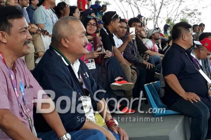 Andi Mallarangeng (kiri) duduk bersebelahan dengan Gubernur Sumatra Selatan Alex Noerdin di bangku VIP menyaksikan laga voli putri Asian Games di Jakabaring, Palembang, Kamis (23/8/2018).