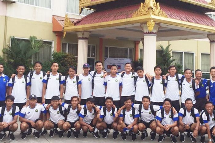 Pelatih Brunei Darussalam Takao Fujiwara (ketiga dari kanan berdiri) berfoto bersama skuat Piala AFF U-18 2017 di luar Hotel YCDC City, Yangon, Myanmar, Senin (4/9/2017).