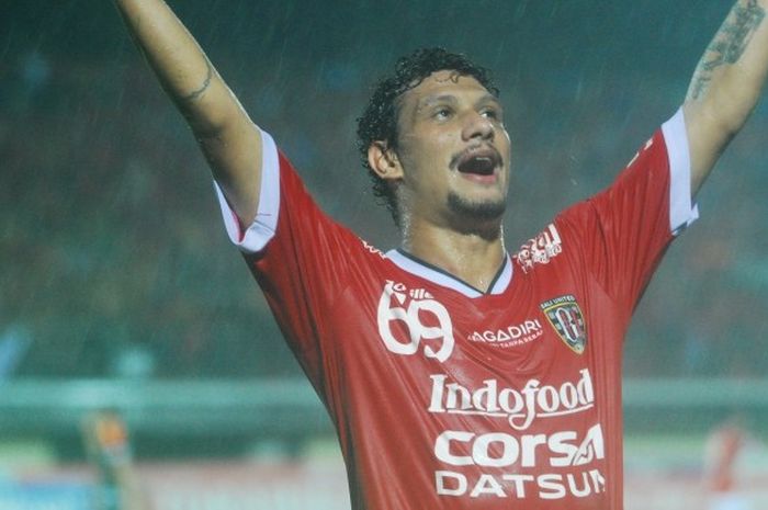 Ekspresi Gelandang Bali United asal Spanyol, Lucas Garcia Benetao Patinho usai menjebol gawang Perseru di.menit 68 dalam laga Senin (27/6/2016) malam di Stadion Dipta Gianyar