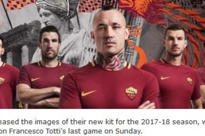 Kostum baru AS Roma untuk musim 2017-2018 yang diluncurkan pada Selasa (23/5/2017). Radja Nainggolan, Kevin Strootman, Edin Dzeko, Mohamed Salah dan Alessandro Florenzi menjadi model.