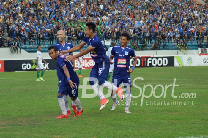  Pemain PSIS Semarang melakukan selebrasi setelah Komarudin berhasil mencetak gol ke gawang Persebaya Surabaya di Stadion Moch Soebroto, Magelang, Minggu (22/7/2018). 