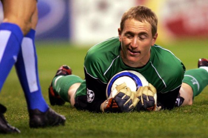 Chris Kirkland menangkap bola saat Liverpool melawan Deportivo La Coruna pada partai Liga Champions di Satdion Riazor, 3 November 2004.