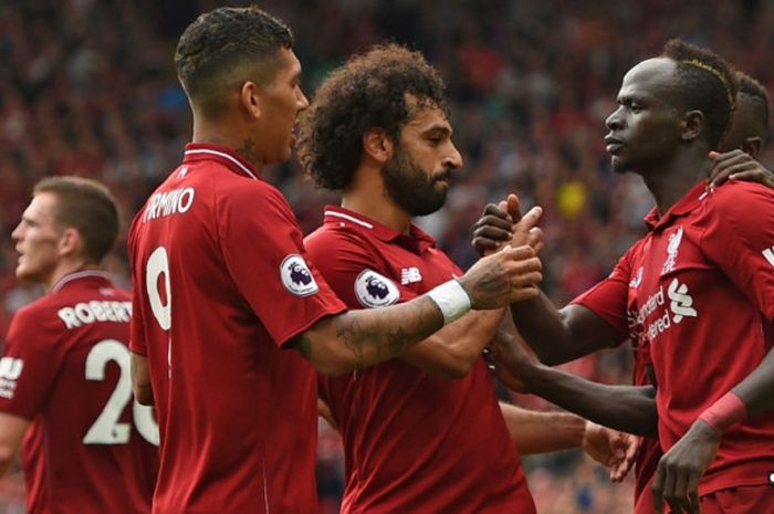 Sadio Mane (kanan) merayakan golnya untuk Liverpool FC bersama Mohamed Salah (tengah) dan Roberto Firmino saat menghadapi West Ham United dalam lanjutan Liga Inggris di Anfield, Liverpool, 12 Agustus 2018.