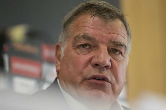 Pelatih Inggris, Sam Allardyce, menghadiri konferensi pers perdananya, Senin (25/7/2016). 