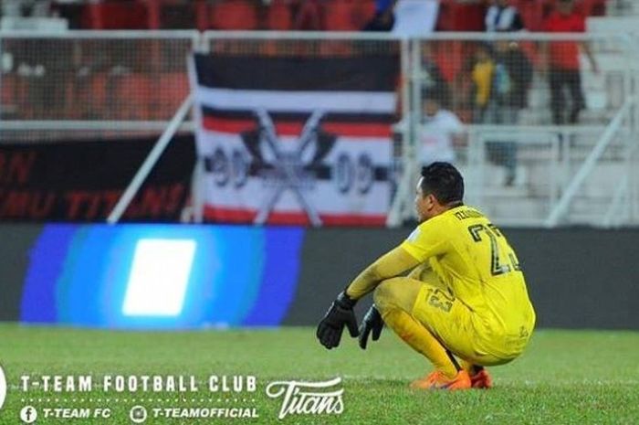 Kiper T-Team FC, Muhammad Izzaudin jongkok termenung setelah timnya ditahan PKNS FC di Stadion Sultan Ismail Nasiruddin Shah, Kuala Terengganu, Sabtu (18/2/2017) malam.