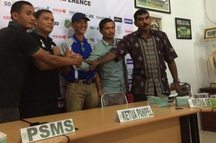 Kapten PSMS Medan, Legimin Raharjo (kiri) seusai jumpa pers pra-laga timnya kontra PSBL Langsa di Stadion Kebun Bunga, Kota Medan, Jumat (12/5/2017).